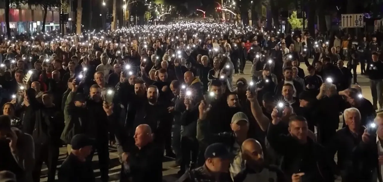 Demonstranten op straat tijdens een protest in Tirana, Albanië.