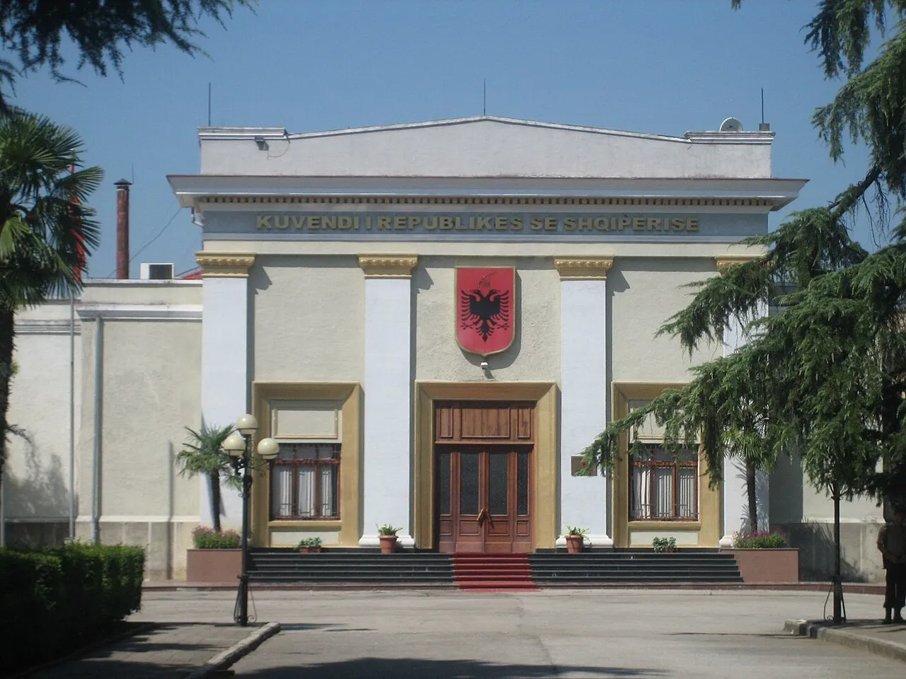 Het gebouw van het Albanese parlement (Kuvendi) in Tirana.