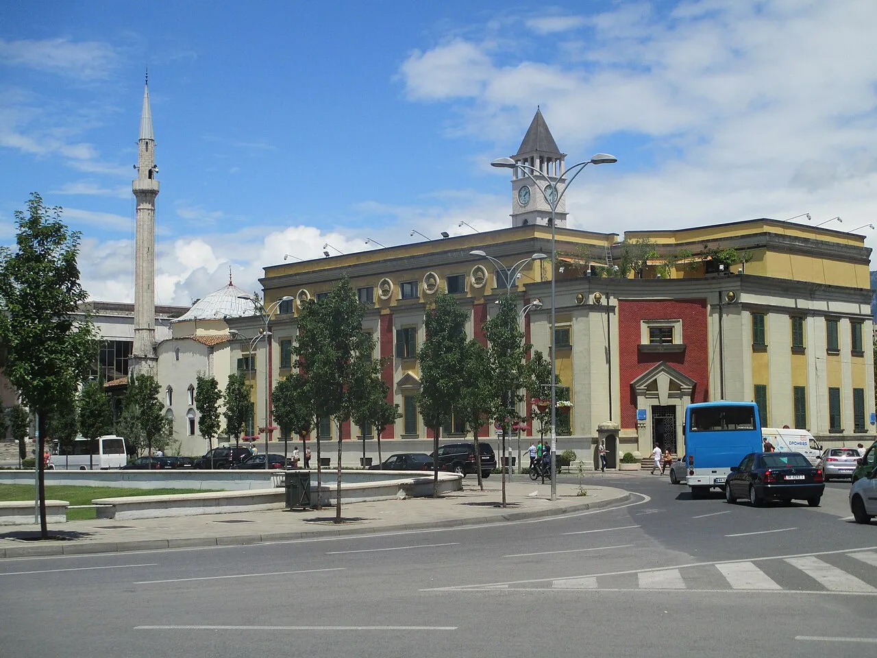 Het stadhuis aan het Skanderbegplein in Tirana, in de buurt van waar het protest en de botsingen plaatsvonden