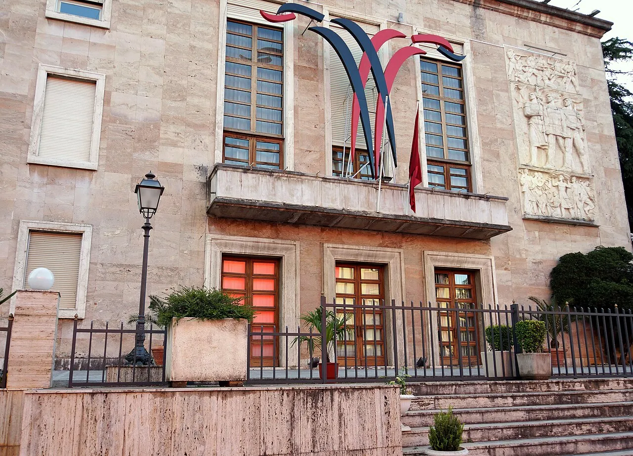 Het gebouw van de Ministerraad in Tirana, waarin het kantoor van premier Edi Rama is gevestigd