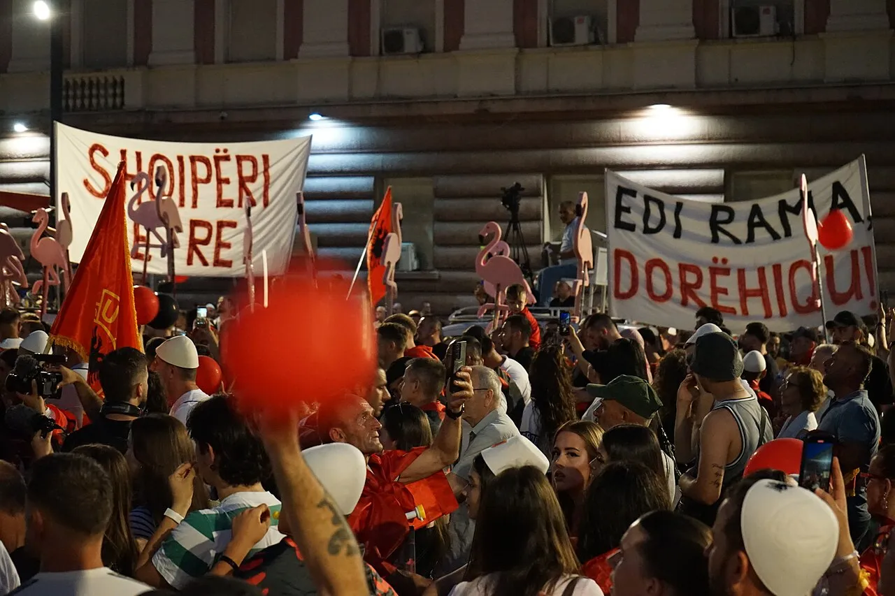 Betogers lopen over de Dëshmorët e Kombit-boulevard in Tirana tijdens de 'Flamingo Revolution'-protesten tegen de Albanese regering.