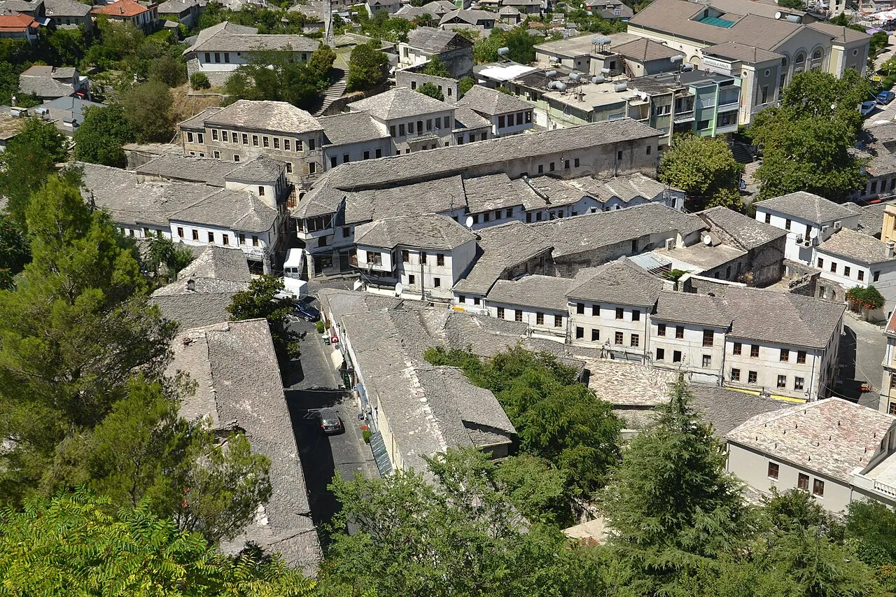 Uitzicht over de daken van de oude binnenstad van Gjirokastër, Albanië