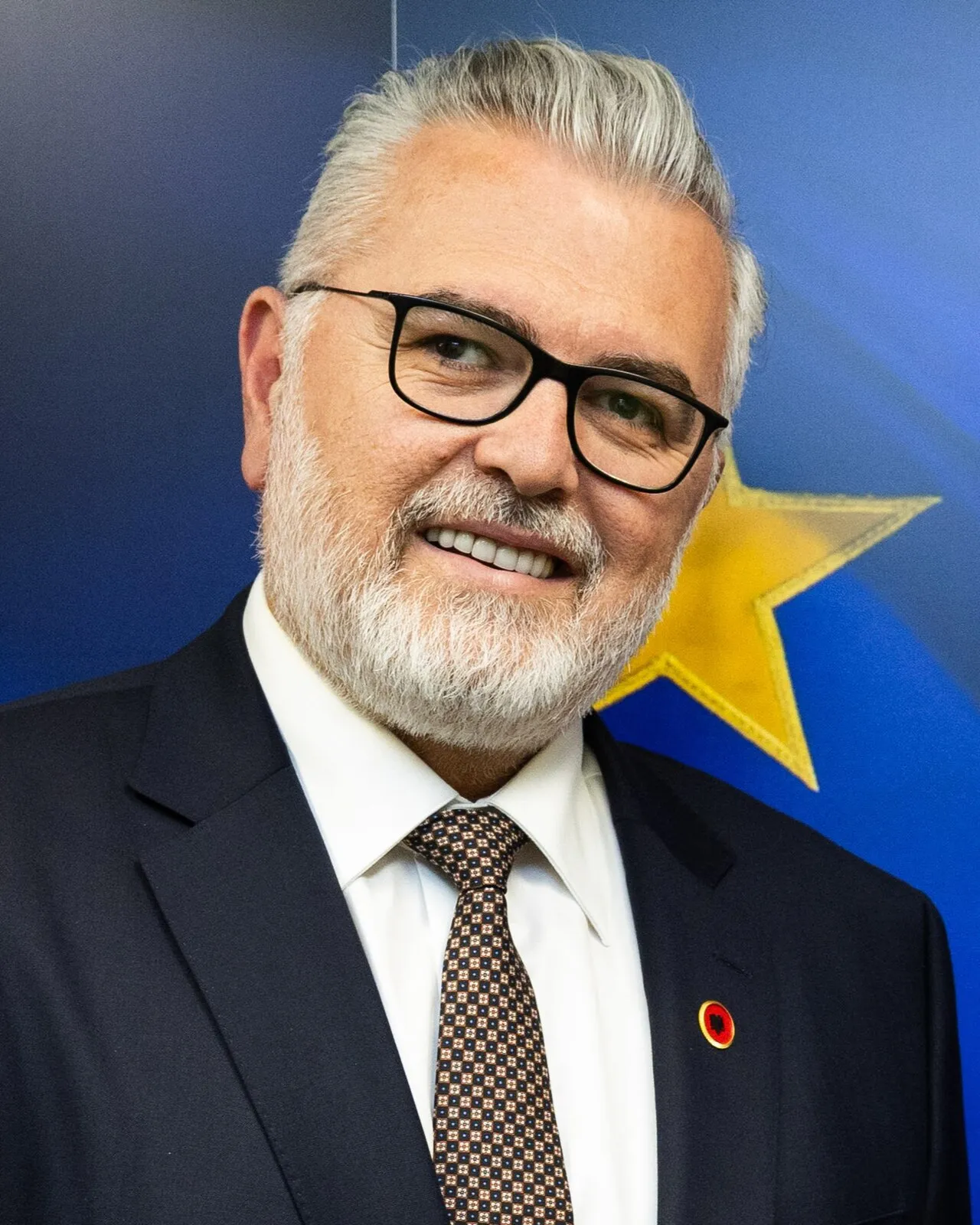 Toni Gogu, de Albanese minister van Justitie, die de Conventie voor de Bescherming van het Beroep van Advocaat namens Albanië ondertekende.