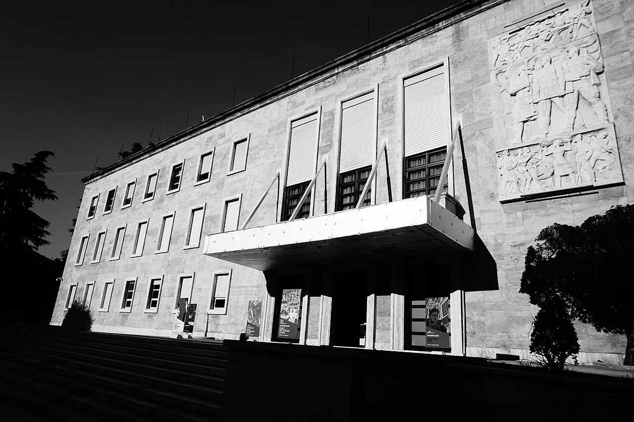 De Kryeministria, het kantoorgebouw van de Albanese premier in Tirana