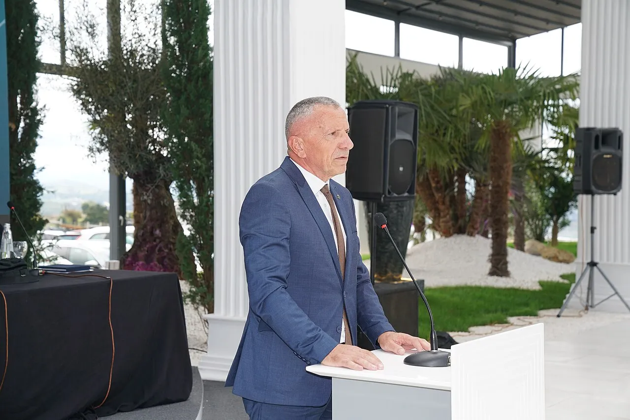 Shaip Kamberi, lijsttrekker van de Albanese kiescoalitie, als parlementslid in Servië