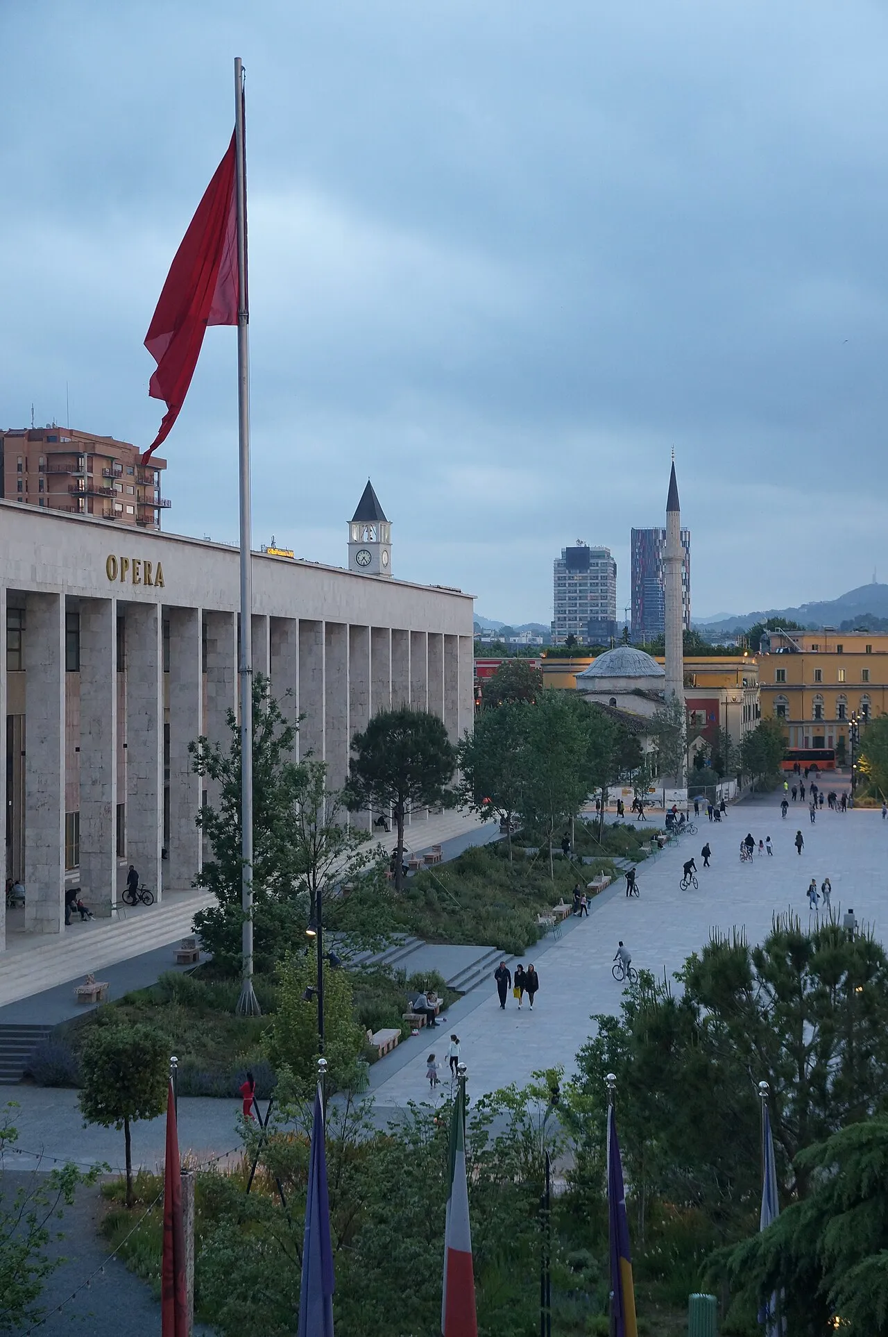 Het Skënderbej-plein in Tirana aan het einde van de dag, het startpunt van de protestmarsen.