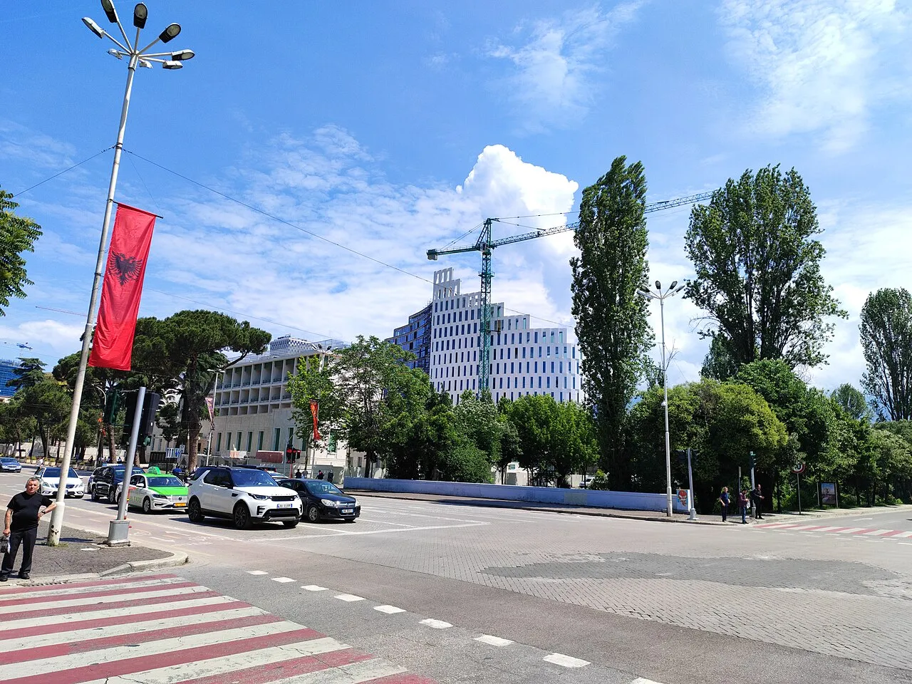 De boulevard Dëshmorët e Kombit in Tirana, waar de politie op 24 oktober 2026 traangas en waterkanonnen inzette tegen betogers