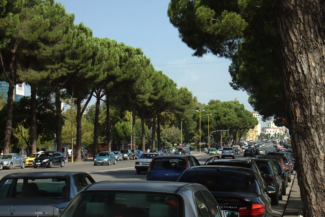 De boulevard Dëshmorët e Kombit in het centrum van Tirana, de straat waar de botsingen plaatsvonden