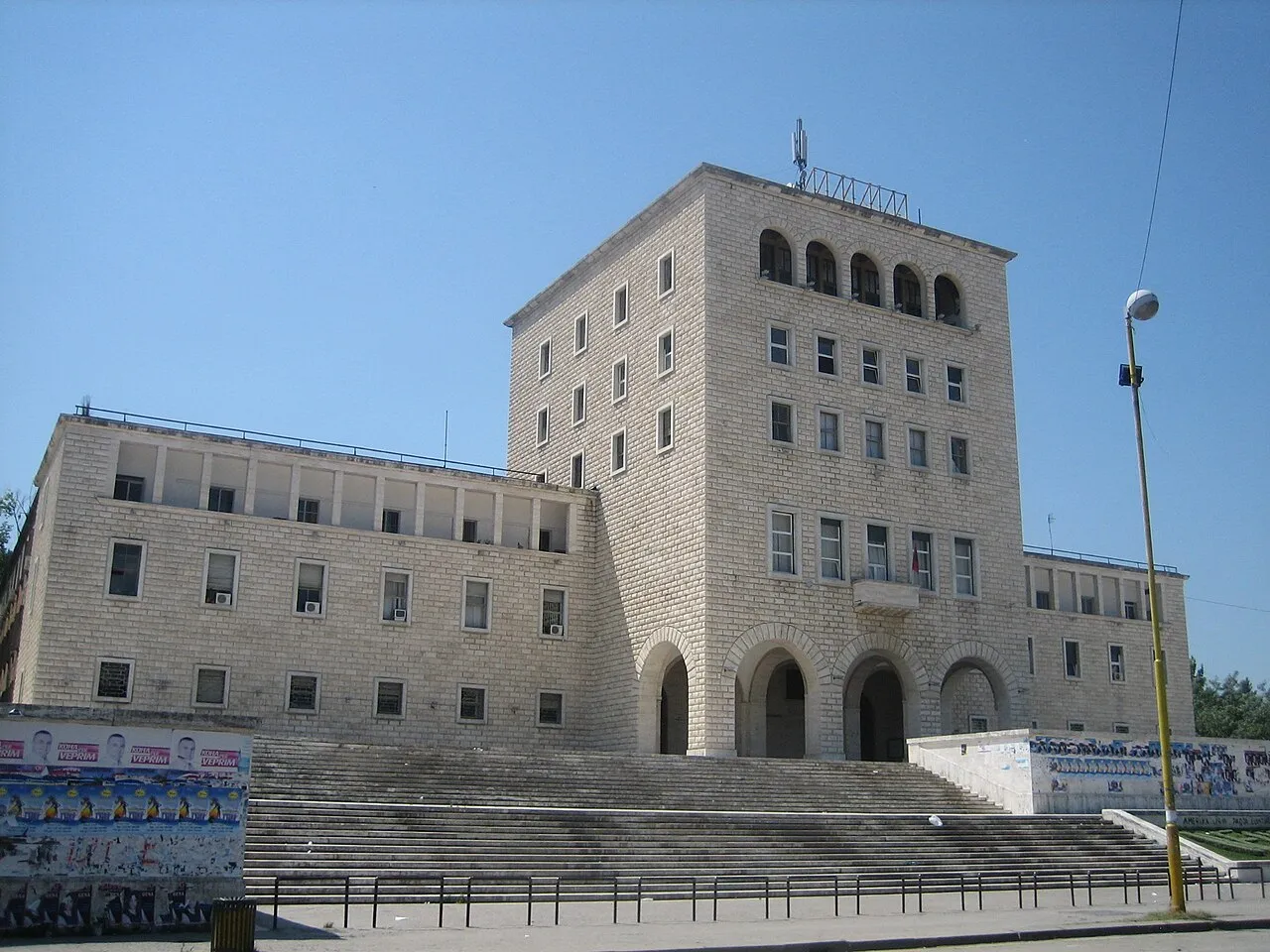 Het hoofdgebouw van de Universiteit van Tirana, waar onder meer de toelatingsquota voor hoger onderwijs worden vastgesteld.