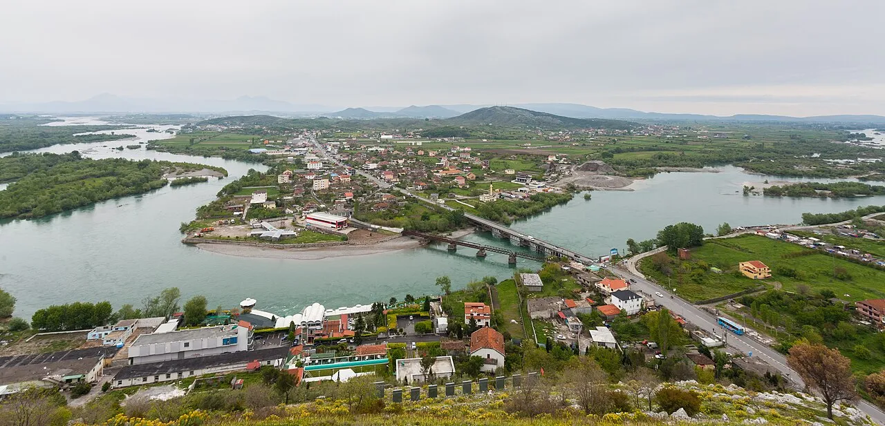 Uitzicht over de stad Shkodër, waar op dag drie van de protesten de commandant van de ordetroepen gewond raakte.