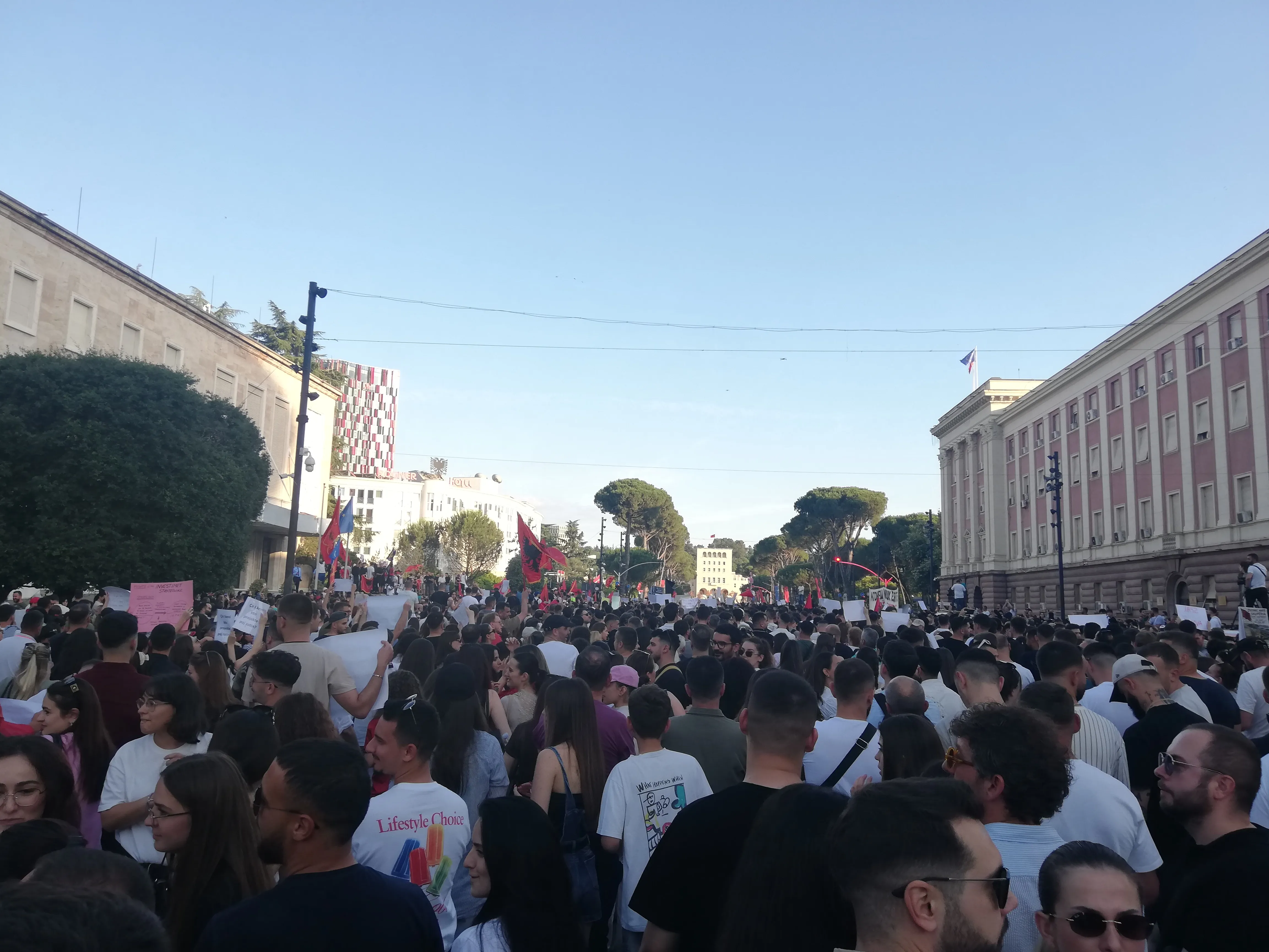 Menigte tijdens de protesten op de Dëshmorët e Kombit-boulevard in Tirana, voor het parlement en het kabinet van de premier.