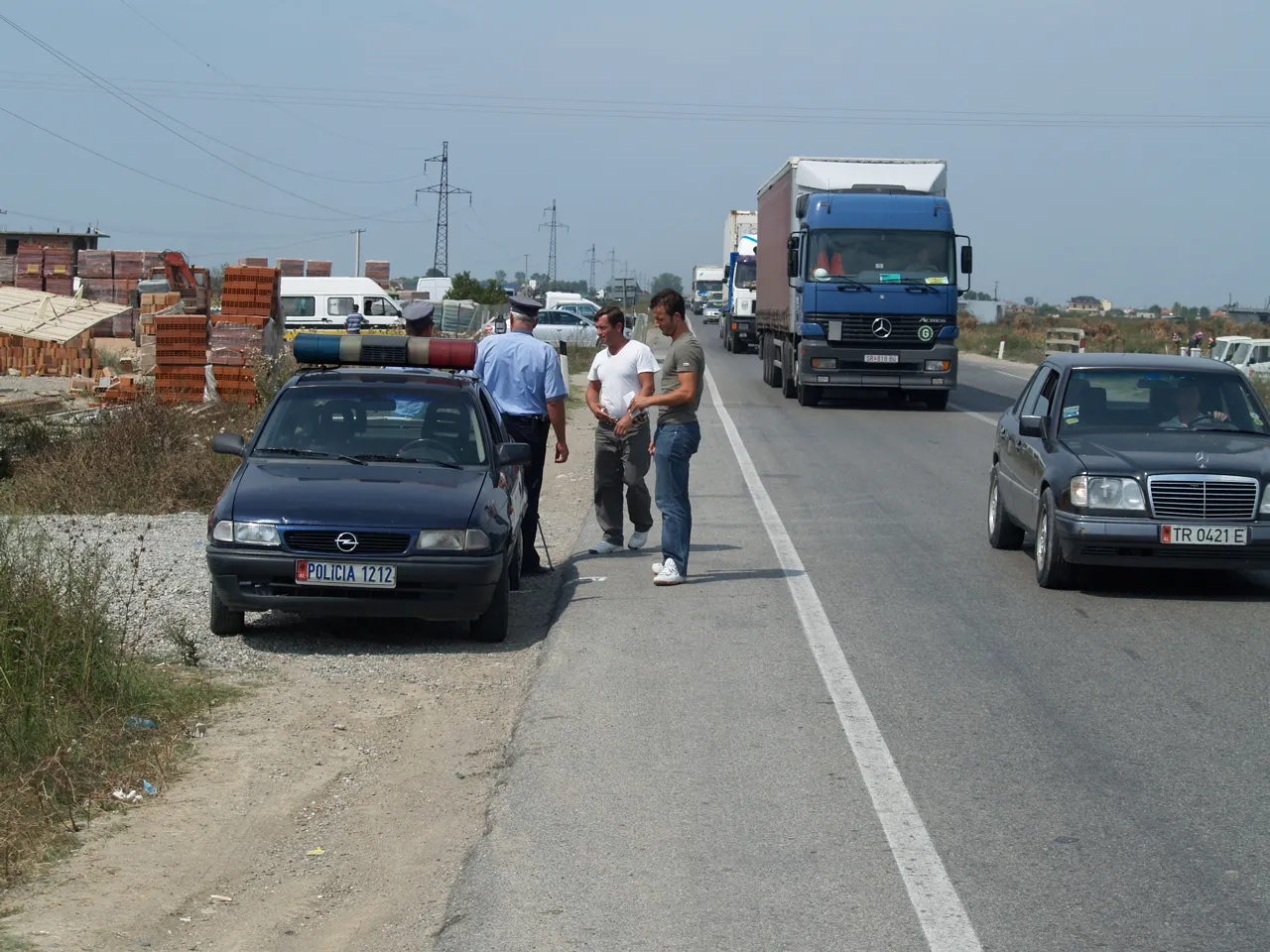 Agenten van de Albanese Staatspolitie controleren een automobilist op de weg.
