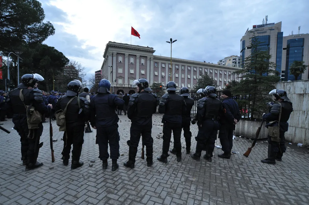 Albanese politie aanwezig bij een demonstratie in Tirana