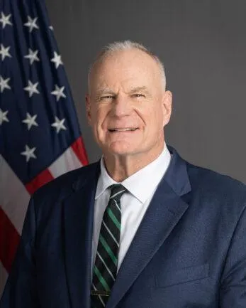 Officieel portret van Eric Wendt, ambassadeur van de Verenigde Staten in Albanië.