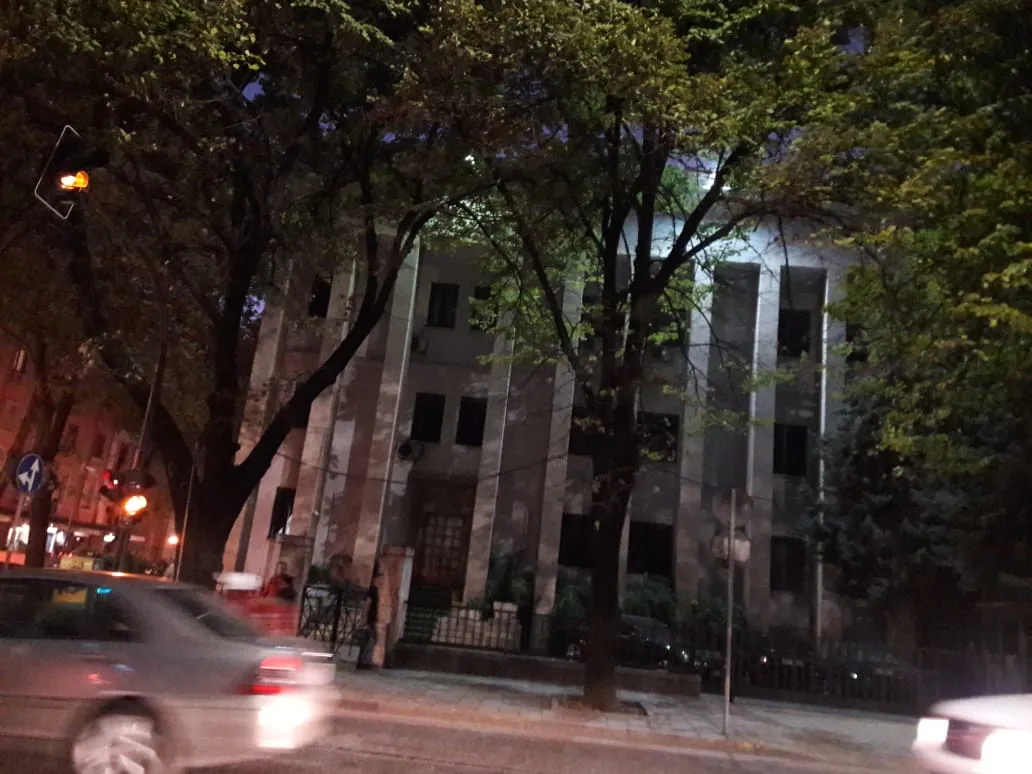 Het gebouw van het Hooggerechtshof van Albanië in Tirana bij avond.