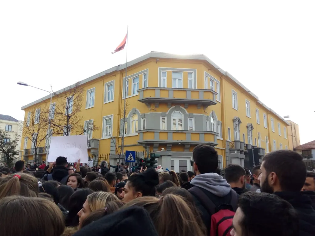 Studenten die protesteren voor het gebouw van het ministerie van Onderwijs en Jeugd in Tirana.