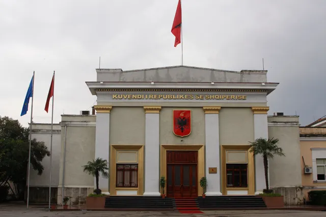 De buitengevel van het Albanese parlementsgebouw in Tirana, waar de stemming over de territoriale hervorming binnen de regerende PS-fractie wordt betwist.