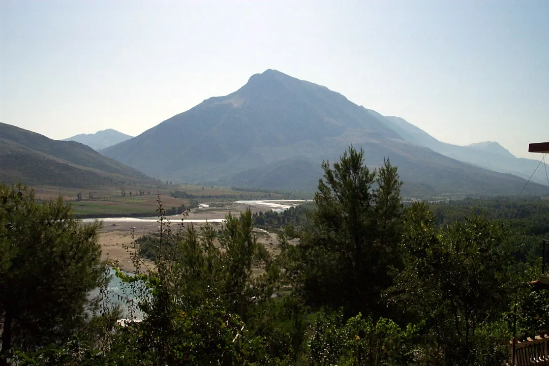 Landschap in de regio Tepelena, Albanië.